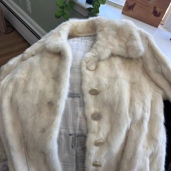 Gorgeous Mink Fur Coat - Picture 3 of 5
